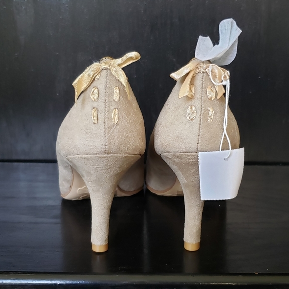 Predictions Shoes - Predictions Beige/Tan Peep Toe Pumps Heels w/ satin bow